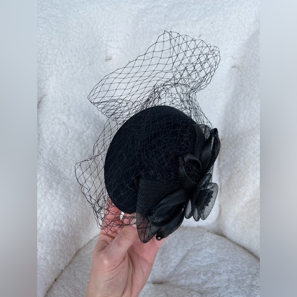 2pc. Elegant Party Black and Red Fascinator Lawliet Woman's Hair Fashion Piece - Picture 4 of 12